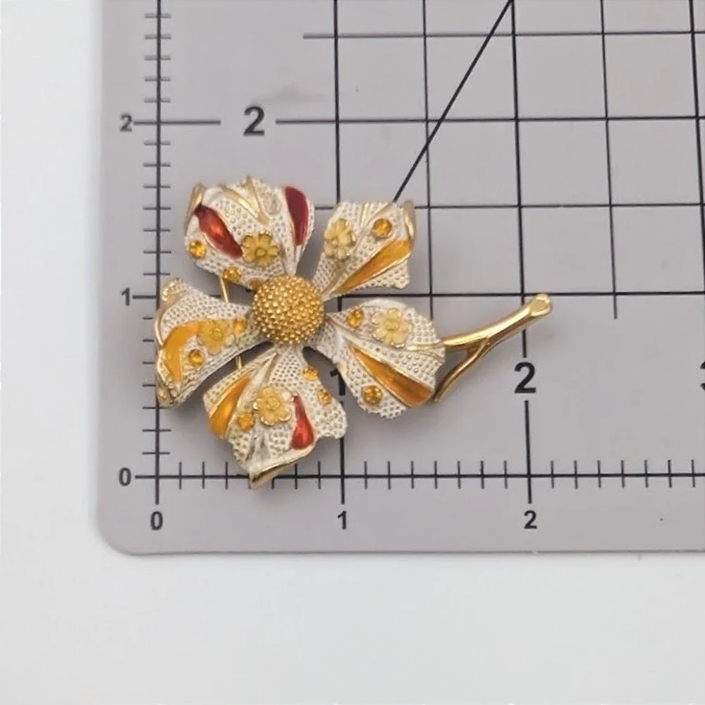 Vintage BSK White Enamel Flower Brooch Gold‎ Tone Yellow Rhinestone Botanical